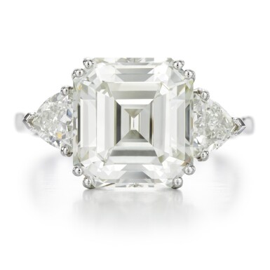 View full screen - View 1 of Lot 77. Diamond ring.