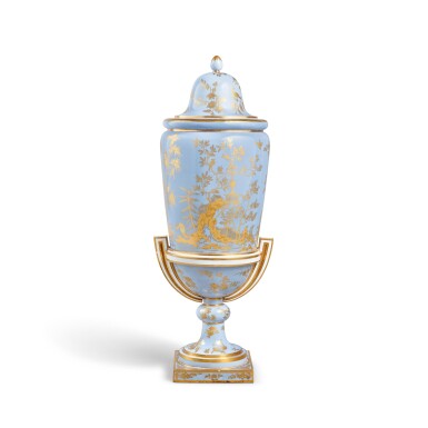 View full screen - View 1 of Lot 47. A Sèvres porcelain fond bleu agate-ground vase and cover, 'vase chinois' or 'à pied de globe', Circa 1786-1788 | Vase couvert en porcelaine de Sèvres dit "chinois" "fond bleu agate" ou "à pied de globe", vers 1786-1788.