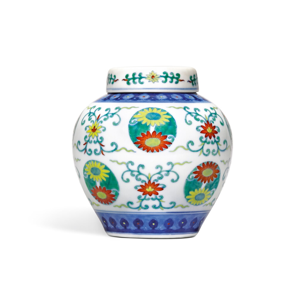 View full screen - View 1 of Lot 149. A doucai 'lotus and chrysanthemum' jar and cover, Seal mark and period of Qianlong | 清乾隆 鬪彩番蓮團菊紋蓋罐 《大清乾隆年製》款.