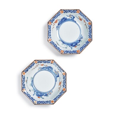 View full screen - View 1 of Lot 367. A PAIR OF JAPANESE KAKIEMON OCTAGONAL BOWLS EDO PERIOD, CIRCA 1700 | 柿右衛門 色絵八角鉢一対、江戸時代、1700年頃 「宣嘉年製」銘 .