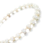 Natural pearl and cultured pearl necklace