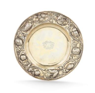 View full screen - View 1 of Lot 124. A silver-gilt plate, London, 1682 Assiette en vermeil, Londres, 1682 | Assiette en vermeil, Londres, 1682.