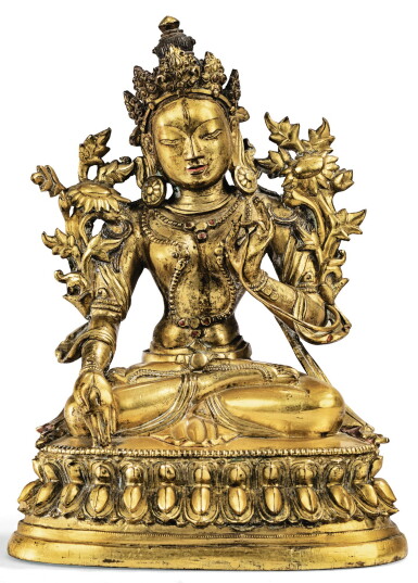 View full screen - View 1 of Lot 22. STATUETTE DE TARA BLANCHE EN BRONZE DORÉ DYNASTIE QING, XVIIIE-XIXE SIÈCLE | 清十八至十九世紀 鎏金銅白度母坐像 | A gilt-bronze figure of White Tara, Qing Dynasty, 18th/19th century.