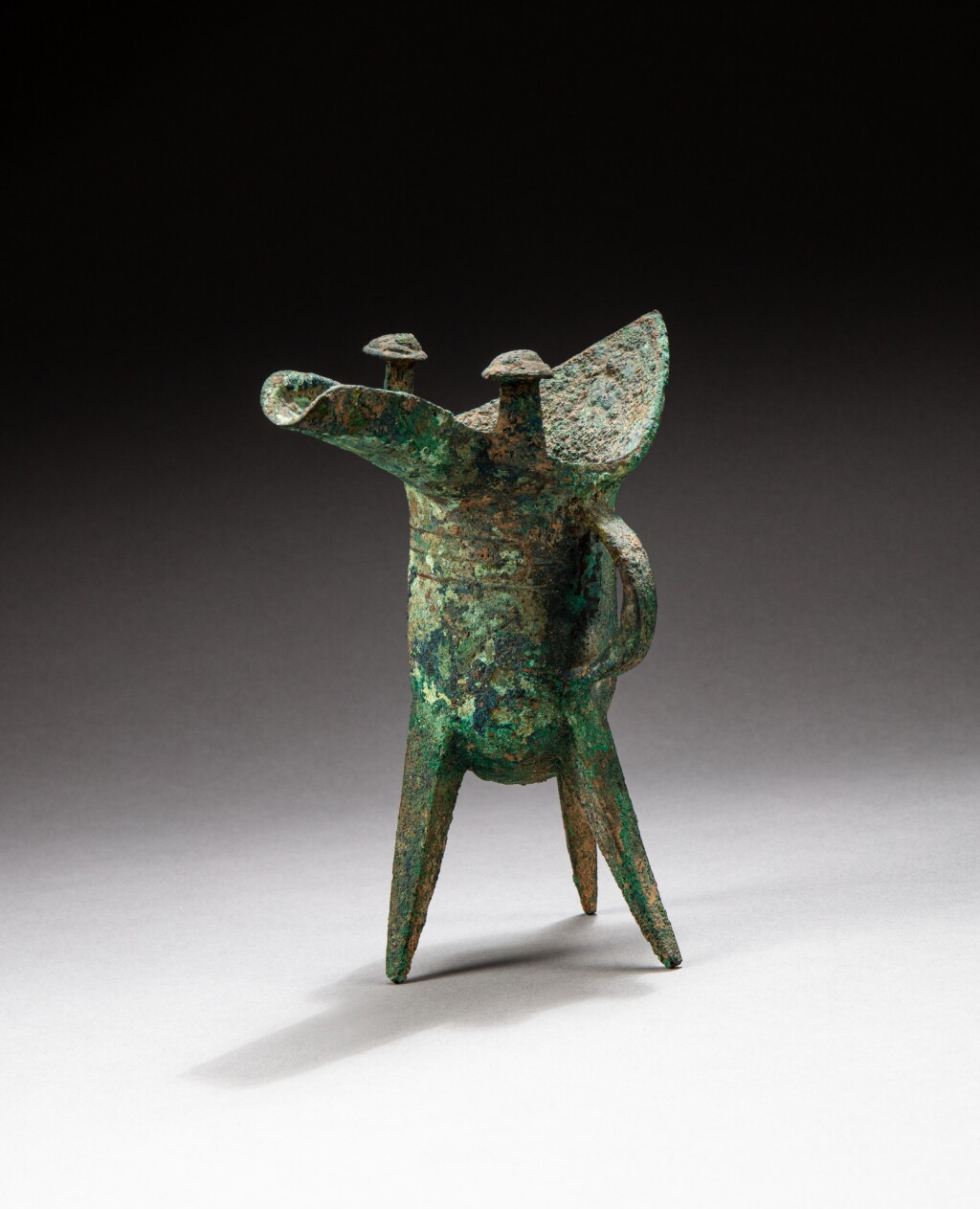 View full screen - View 1 of Lot 83. An archaic bronze ritual wine vessel, jue Late Shang dynasty-early Western Zhou dynasty, 11th century B.C. | 商晚期至西周初期 公元前十一世紀 青銅爵.