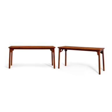View full screen - View 1 of Lot 29. An extremely rare and unusual pair of large huanghuali corner-leg side tables, tiao'an Late Ming – early Qing dynasty | 明末至清初 黃花梨六方材霸王棖條桌成對.
