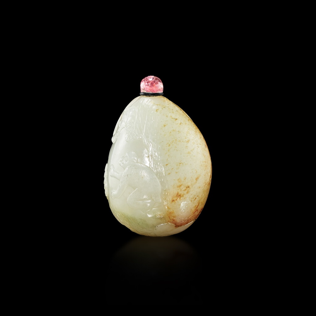 View full screen - View 1 of Lot 3057. A white and russet jade 'monkey and peach' snuff bottle, Qing dynasty, 18th - 19th century 清十八至十九世紀 白玉靈猴獻壽鼻煙壺.