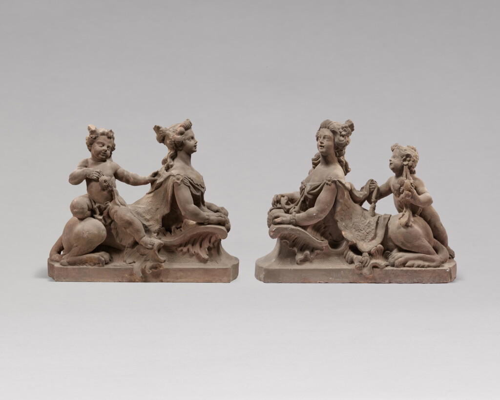 View full screen - View 1 of Lot 111. Pair of garden sculptures of female Sphinxes with a putto riding atop | Paar Gartenskulpturen von Sphinxen mit reitenden Putten .