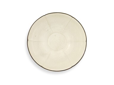 View full screen - View 1 of Lot 2025. A large carved Dingyao 'peony' lobed bowl, Northern Song dynasty | 北宋 定窰白釉劃牡丹紋分格葵口盌.