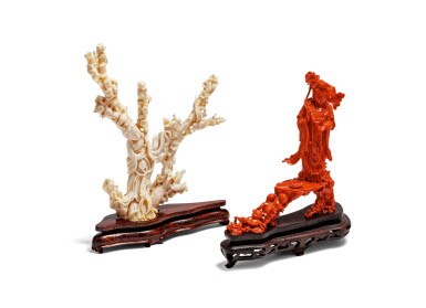 View full screen - View 1 of Lot 219. Deux groupes en corail sculpté Début du XXE siècle | 二十世紀初 紅珊瑚雕持蓮觀音立像及白珊瑚雕仕女立像 | Two carved coral figural groups, early 20th century.