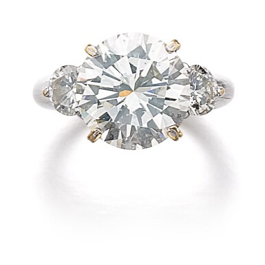 View full screen - View 1 of Lot 7. DIAMOND RING.