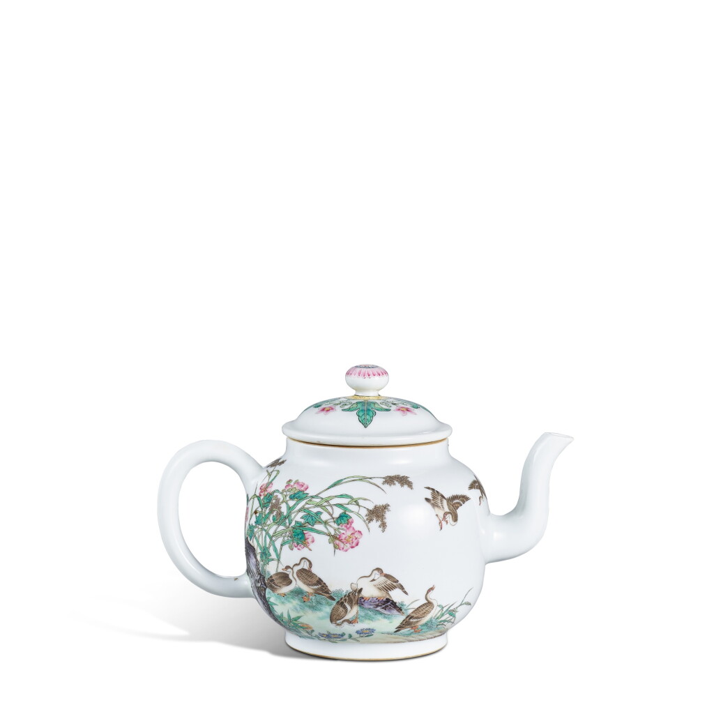 View full screen - View 1 of Lot 9825. An exceedingly rare and important imperial falangcai 'geese' teapot and cover, Blue-enamel mark and period of Qianlong, Matching record dated to the 17th day of the 9th month in the 5th year of the Qianlong period (corresponding to 1740) | 清乾隆 琺瑯彩「飛鳴宿食」圖茶壺 《乾隆年製》藍料款 據錄製於乾隆五年九月十七日.