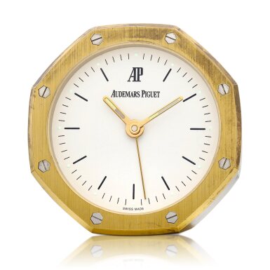 View full screen - View 1 of Lot 8174. Royal Oak | A gilt brass desk clock, Circa 1997 | 愛彼 | 皇家橡樹系列 鍍金銅製座鐘,約1997年製.