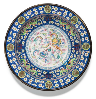 View full screen - View 1 of Lot 135. GRAND BASSIN EN ÉMAUX DE CANTON DYNASTIE QING, XVIIIE-XIXE SIÈCLE | 清十八至十九世紀 銅胎廣東畫琺瑯雙龍趕珠紋折沿盤 | A Canton enamel basin, Qing Dynasty, 18th/19th century .