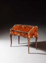 Bureau de pente en placage et marqueterie de bois de bout, satiné, amarante, bois de violette et incrustations de nacre d'époque Louis XV, vers 1750, estampille de François Garnier ou Pierre Garnier
