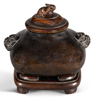 View full screen - View 1 of Lot 288. A SMALL BRONZE CENSER 17TH/18TH CENTURY | 十七/十八世紀 銅獸耳方爐.