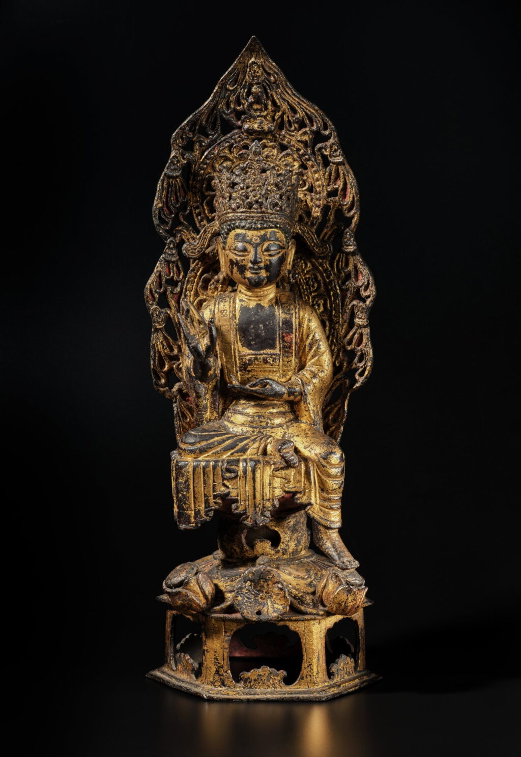 View full screen - View 1 of Lot 141. A large gilt-bronze figure of a bodhisattva, Korea, circa 14th century | 朝鮮 約十四世紀 銅鎏金菩薩坐像.