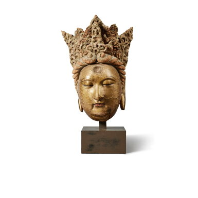View full screen - View 1 of Lot 267. A polychrome-painted and gilt-lacquered stucco head of a bodhisattva, Yuan / Ming dynasty | 元 / 明 彩繪漆金泥塑菩薩首像.