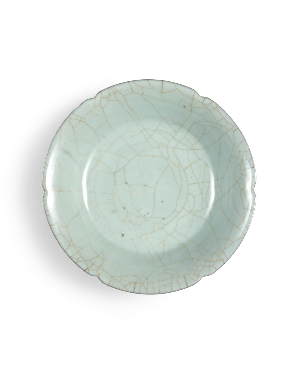 View full screen - View 1 of Lot 5022. An exceptionally rare and important heirloom Guan lobed dish, Southern Song dynasty | 南宋 官窰青釉葵口盤.