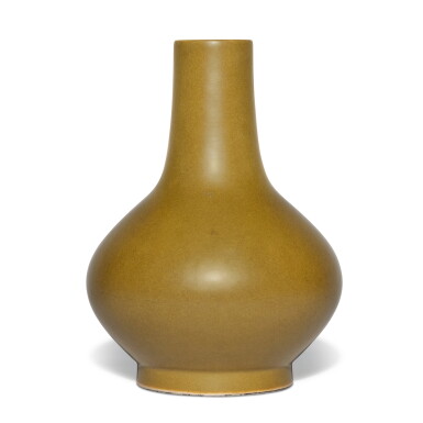 View full screen - View 1 of Lot 1364. A teadust-glazed bottle vase, Mark and period of Guangxu | 清光緒 茶葉末釉長頸瓶 《大清光緒年製》款.