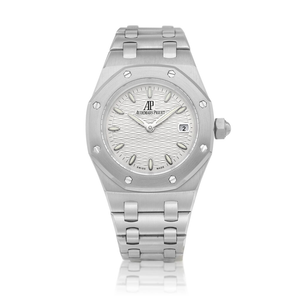 View full screen - View 1 of Lot 8731. Lady Royal Oak, Reference 38.69.16 | A stainless steel bracelet watch with date, Circa 2000 | 愛彼 | 皇家橡樹女裝系列 型號38.69.16 | 精鋼鏈帶腕錶,備日期顯示,約2000年製.