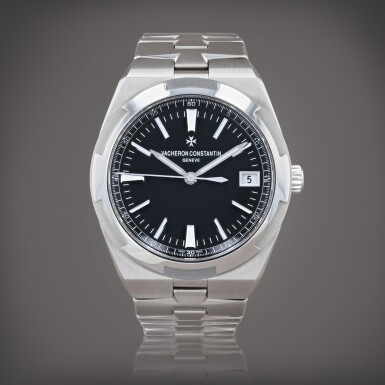 View full screen - View 1 of Lot 434. Overseas, reference 4500V/110A-B483 Montre bracelet en acier avec date | Stainless steel wristwatch with date and bracelet Vers 2021 | Circa 2021.