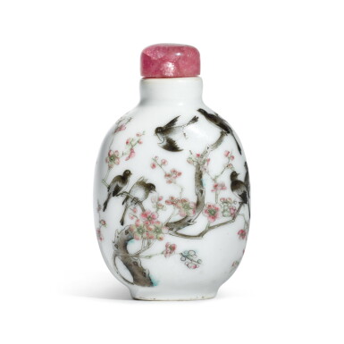 View full screen - View 1 of Lot 66. A famille-rose 'magpie and prunus' snuff bottle, Mark and period of Jiaqing | 清嘉慶 粉彩喜上梅稍圖鼻煙壺 《嘉慶年製》款.