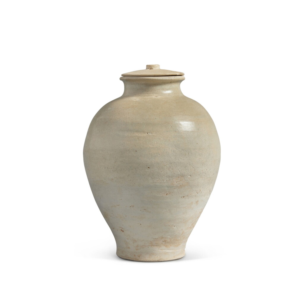 Voir en plein écran - Voir 1 du lot 646. A large straw-glazed jar and cover, Tang dynasty | 唐 白釉大蓋罐.