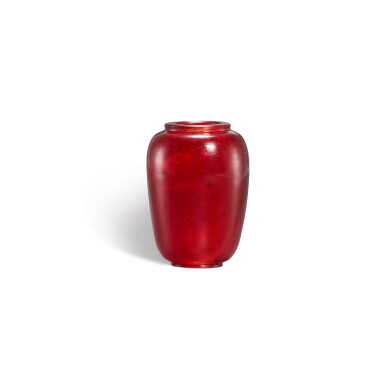 Voir en plein écran - Voir 1 du lot 410. An imperial ruby-red glass jarlet, Mark and period of Yongzheng 清雍正 御製寶石紅料小罐 《雍正年製》款.
