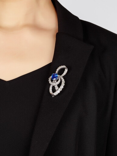 View full screen - View 1 of Lot 1118. SAPPHIRE AND DIAMOND BROOCH | 4.80卡拉 天然 「斯里蘭卡」藍寶石 配 鑽石 別針.