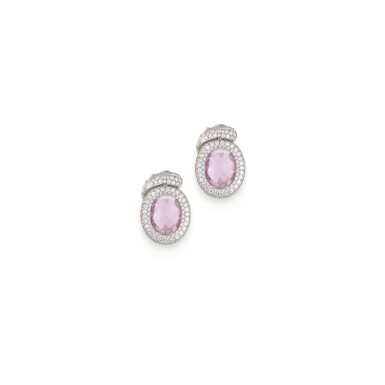 View full screen - View 1 of Lot 66. PAIRE DE CLIPS D'OREILLE KUNZITE, SAPHIRS ET DIAMANTS, "VIOLETTA", DE GRISOGONO | PAIR OF KUNZITE, COLOURED SAPPHIRE AND DIAMOND EAR CLIPS, 'VIOLETTA', DE GRISOGONO.