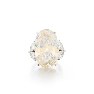 View full screen - View 1 of Lot 142. Bague diamant Fancy Light Brown-Yellow et diamants | Fancy Light Brown-Yellow diamond and diamond ring.