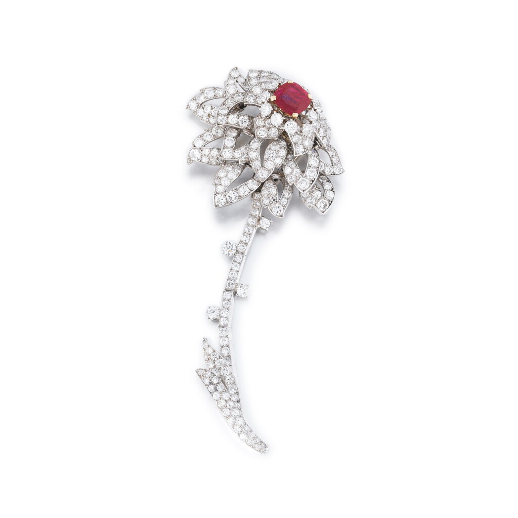 View full screen - View 1 of Lot 29. Broche rubis et diamants | Ruby and diamond brooch.