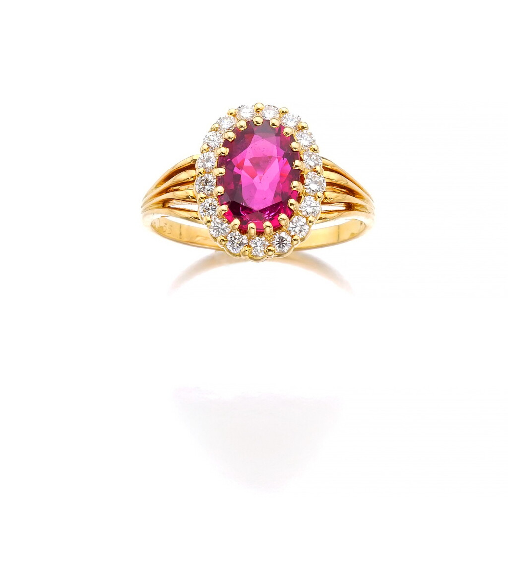 View full screen - View 1 of Lot 81. RUBY AND DIAMOND RING.