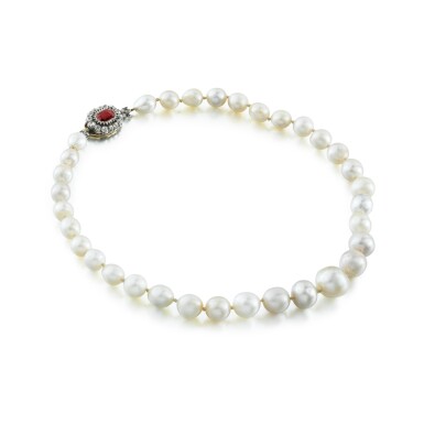 View full screen - View 1 of Lot 49. Collier de perles fines, diamants et grenat rhodolite.