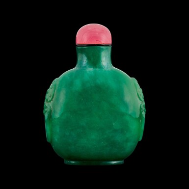 View full screen - View 1 of Lot 1026. A jadeite-imitation glass snuff bottle Qing dynasty, 19th century | 清十九世紀 綠料仿翠玉鋪首鼻煙壺.