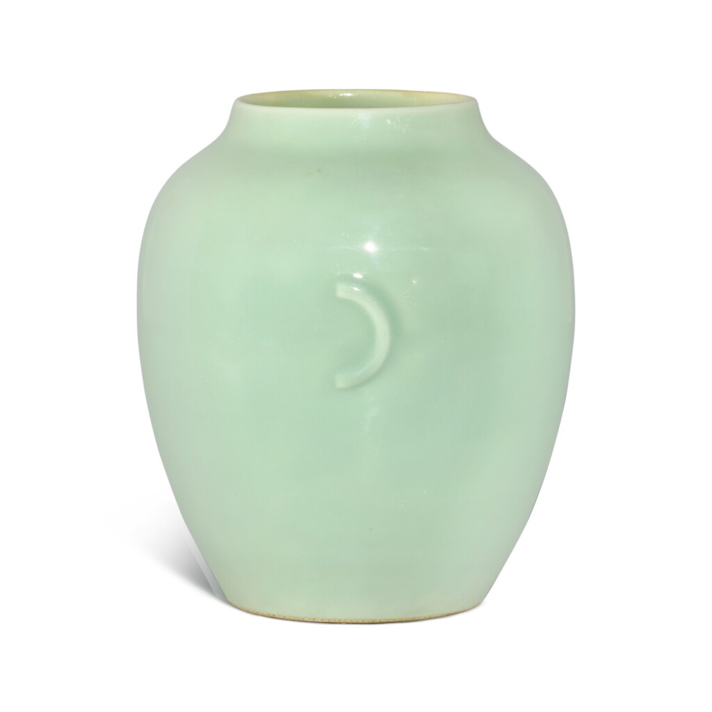全螢幕檢視 - 查看372A celadon-glazed jar Seal mark and period of Qianlong | 清乾隆 粉青釉月牙耳罐 《大清乾隆年製》款的1