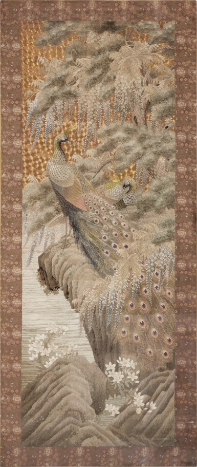 View full screen - View 1 of Lot 976. A very large 'peacock' silk embroidered panel, Japan, Meiji period, late 19th / early 20th century | 日本 明治時代 十九世紀末 / 二十世紀初 孔雀圖掛屏.