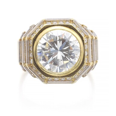 View full screen - View 1 of Lot 1072. Diamond ring.