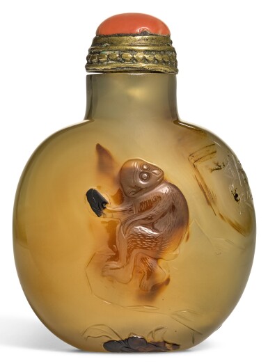 View full screen - View 1 of Lot 283. A SUZHOU-STYLE AGATE SNUFF BOTTLE QING DYNASTY, 18TH/19TH CENTURY | 清十八/十九世紀 巧雕瑪瑙鼻煙壺.