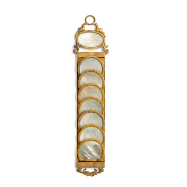 View full screen - View 1 of Lot 1062. A decorative mother of pearl weekly calendar with gilt mounts, circa 1830 | Calendrier hebdomadaire décoratif en nacre avec montures dorées, vers 1830.