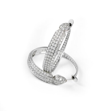 View full screen - View 1 of Lot 78. PAIRE DE BOUCLES D'OREILLE DIAMANTS | PAIR OF DIAMOND EARRINGS.