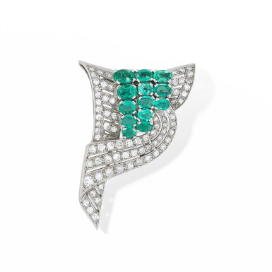 View full screen - View 1 of Lot 276. Broche diamants et émeraudes | Diamond and emerald brooch.