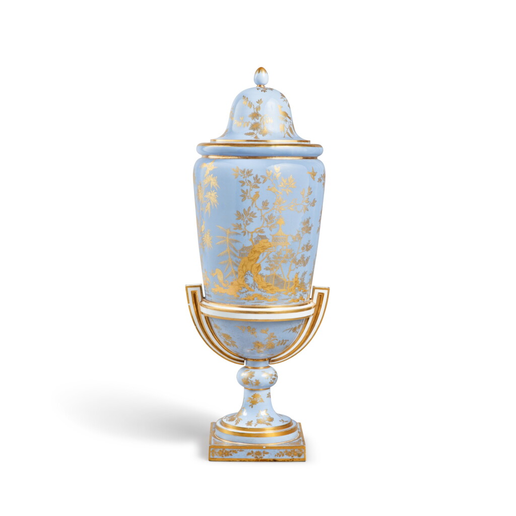 View full screen - View 1 of Lot 47. A Sèvres porcelain fond bleu agate-ground vase and cover, 'vase chinois' or 'à pied de globe', Circa 1786-1788 | Vase couvert en porcelaine de Sèvres dit "chinois" "fond bleu agate" ou "à pied de globe", vers 1786-1788.