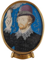 Portrait d'un homme saisissant une main sortant des nuages