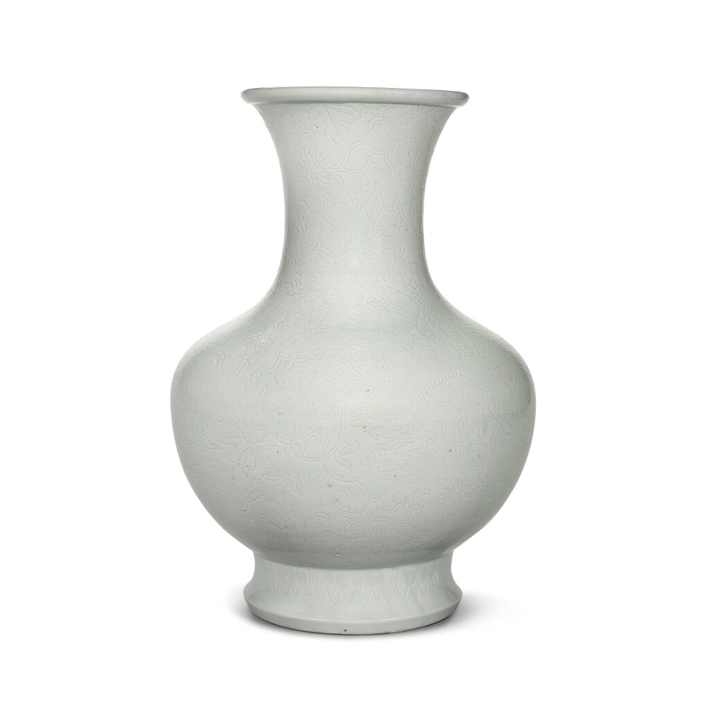 全萤幕检视 - 查看12A large white-glazed 'dragon and phoenix' bottle vase Qing dynasty, 18th/19th century | 清十八/十九世紀 白釉刻穿花龍鳳紋大瓶的1