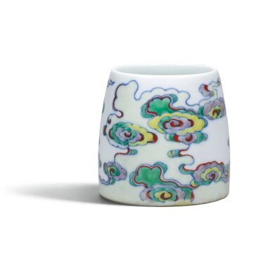 View full screen - View 1 of Lot 20. A SMALL DOUCAI WATERPOT | 闘彩祥雲紋馬蹄式水盂.