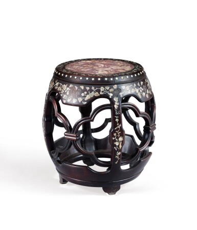 View full screen - View 1 of Lot 177. Tabouret en hongmu et incrustations de nacre Dynastie Qing, XIXE siècle | 清十九世紀 紅木嵌螺鈿大理石面鼓型坐墩 | A hongmu barrel-form drum stool, Qing Dynasty, 19th century.