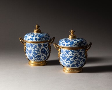 View full screen - View 1 of Lot 23. A pair of gilt-bronze mounted Chinese porcelain covered vases, Kangxi Period (1662-1722) and French Régence, circa 1720 | Paire de vases couverts en porcelaine de Chine bleu et blanc d’époque Kangxi (1662-1722) et monture de bronze doré d'époque Régence, vers 1720.
