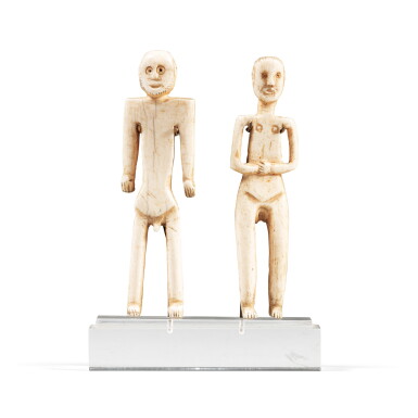 View full screen - View 1 of Lot 86. Couple de statuettes, Îles Fidji | Fiji Islands couple figures.