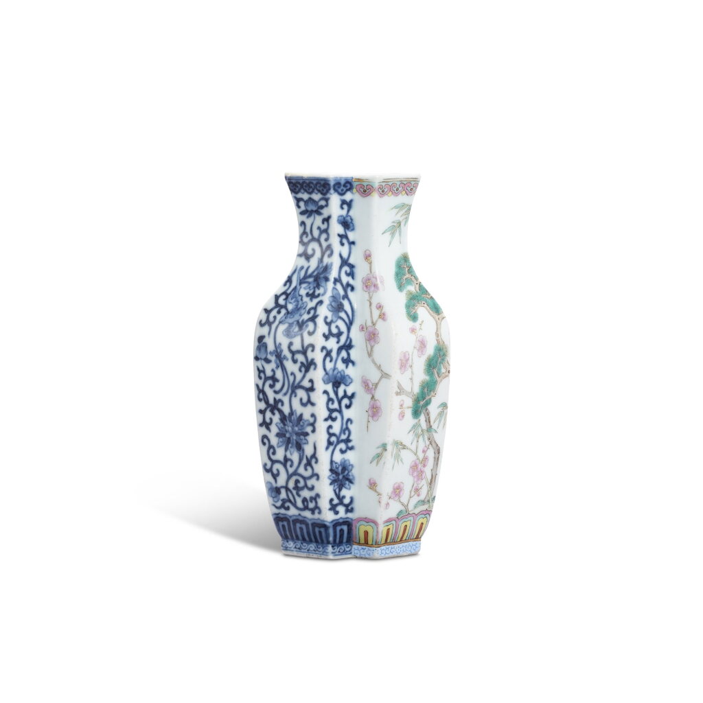 全萤幕检视 - 查看9319A blue and white and famille-rose double vase, Qing dynasty, 19th century | 清十九世紀 青花纏枝花卉紋粉彩歲寒三友圖方勝二連瓶的1